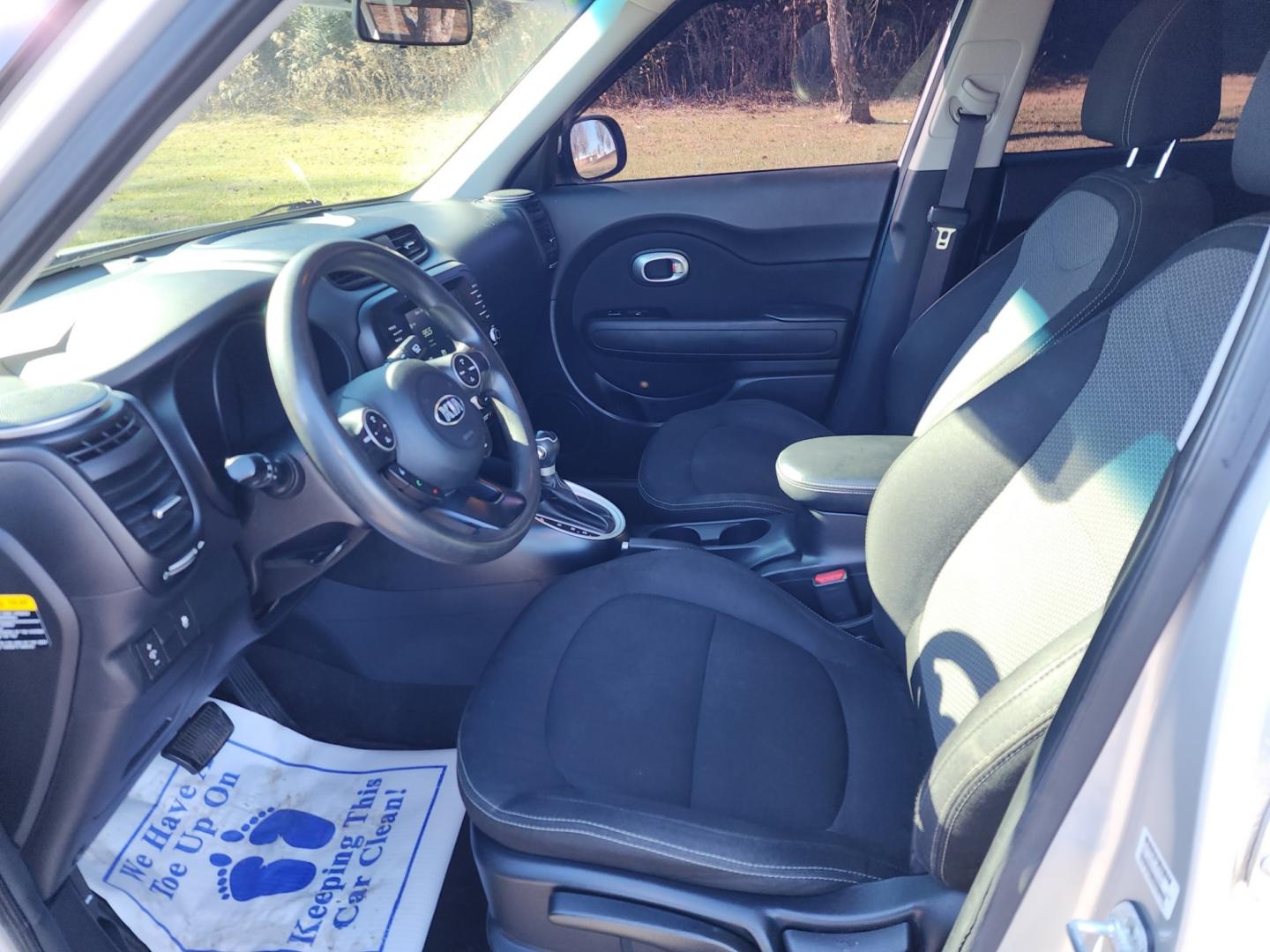 2018 SILVER /Black Kia Soul + (KNDJP3A53J7) with an 2.0L L4 DOHC 16V engine, 6A transmission, located at 1221 Madison St., Shelbyville, TN, 37160, (931) 680-9439, 0.000000, 0.000000 - Photo#5